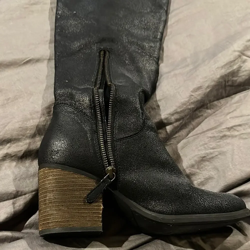Hinge Women's Black Knee-High Boots